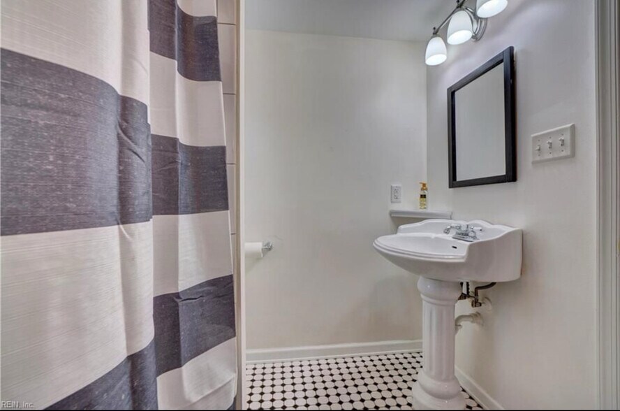 Building Photo - 8578 Circle Dr