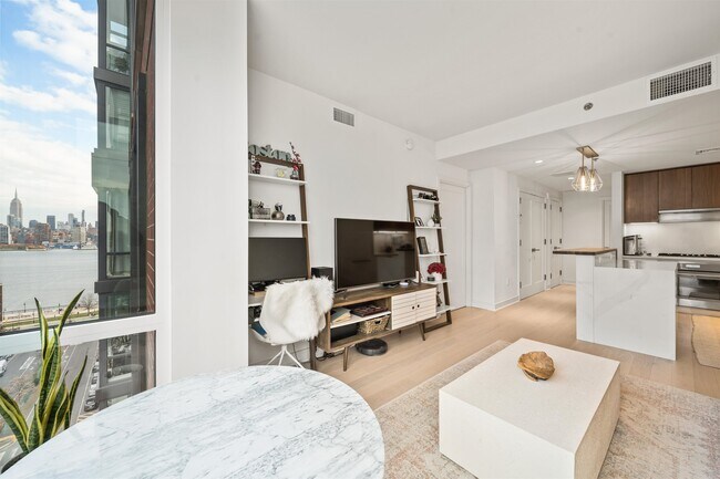 Building Photo - 1000 Maxwell Ln