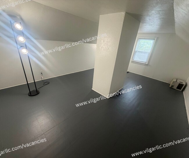 Building Photo - For Rent - 3 Bedroom, 1 Bathroom Home