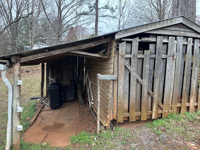 Building Photo - Ranch in Bedford County with Extra Amenities