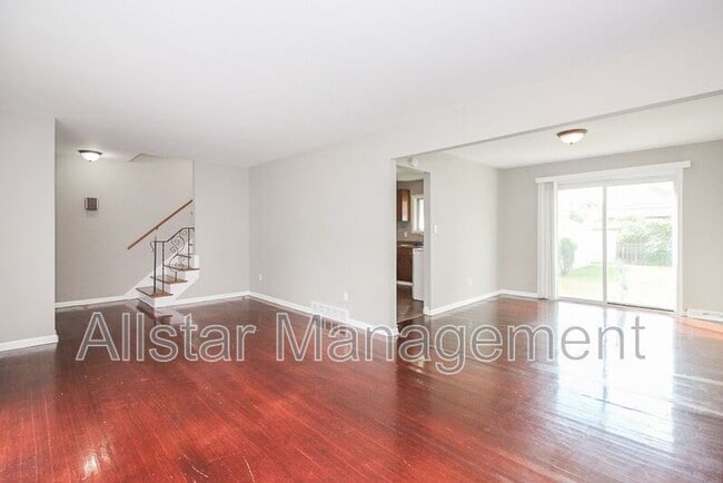 Building Photo - 404 E 215th St