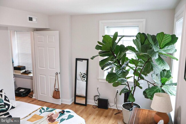 Building Photo - 1734 Bolton St