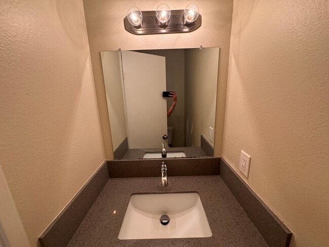 Building Photo - Spacious 4-Bedroom Townhome in Prime Clair...