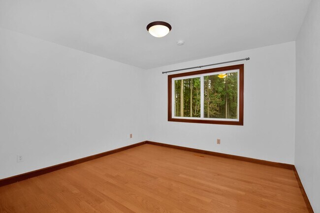 Building Photo - Private 4 Bedroom Retreat on 5-Acres Cottage Lake