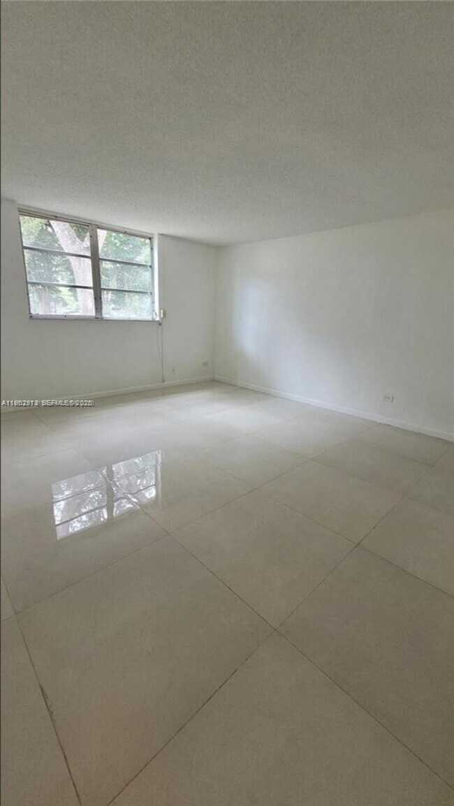 Building Photo - 445 NE 195th St