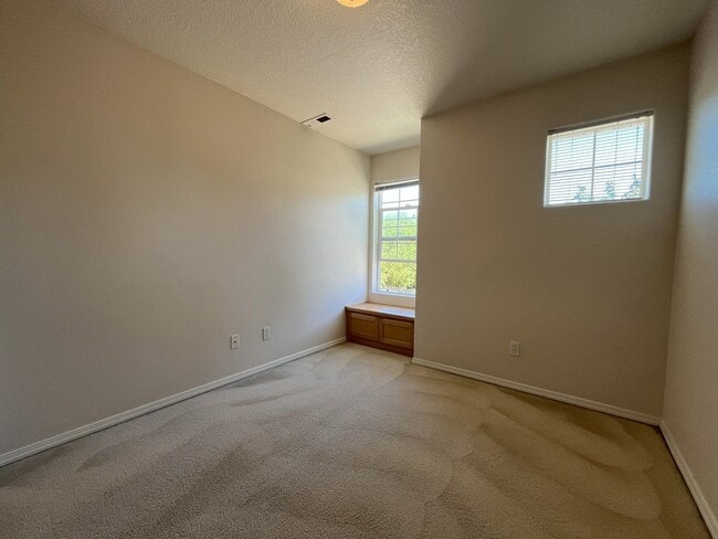 Building Photo - Welcome to this charming 3-bedroom, 3-bathroom home in Forest Grove!