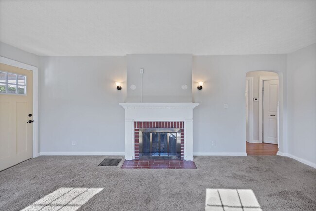 Building Photo - ANDERSON- Charming 4 bedroom 2 bath with f...