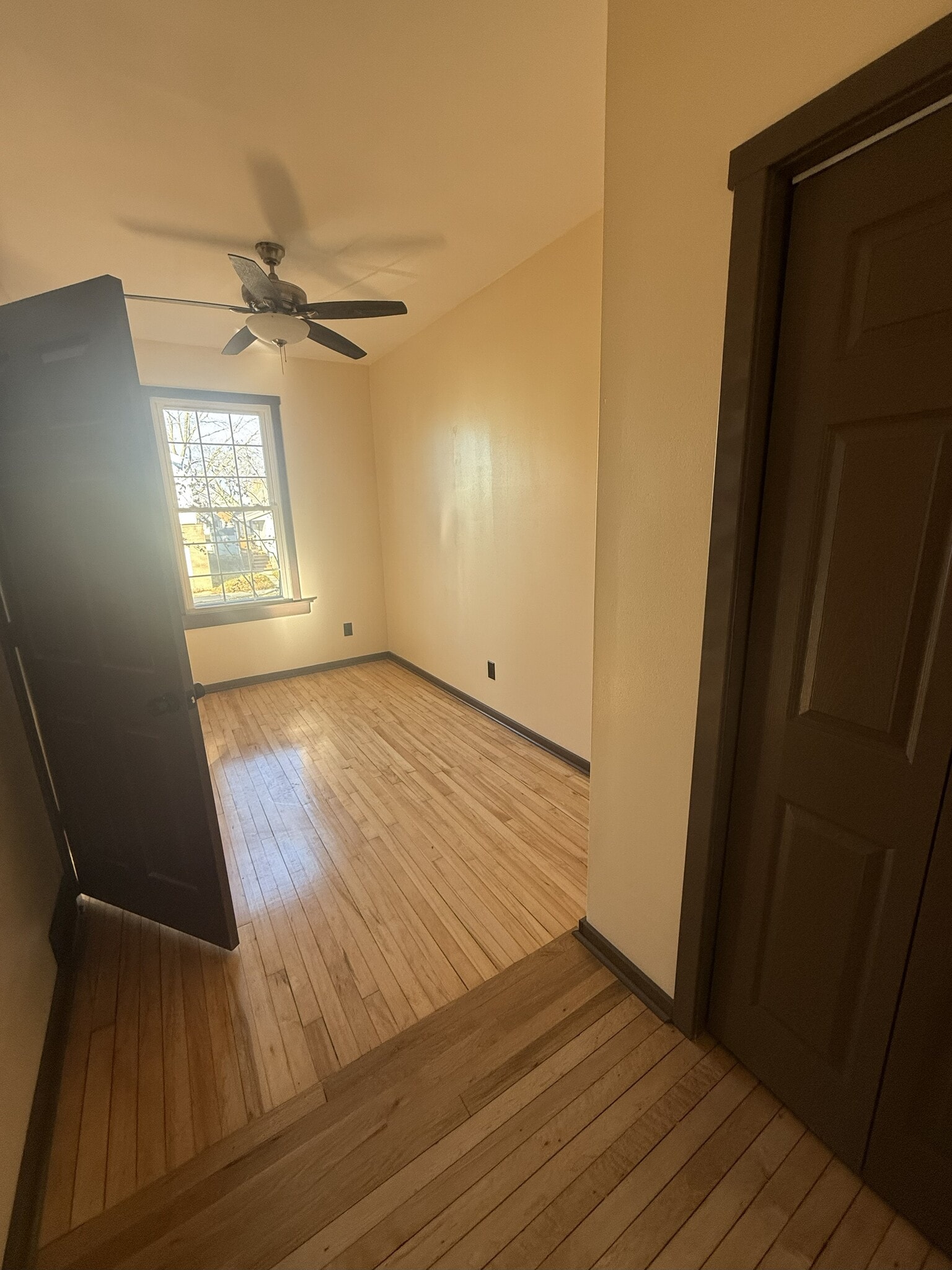 lower bedroom north facing - 3747 E Pulaski Ave