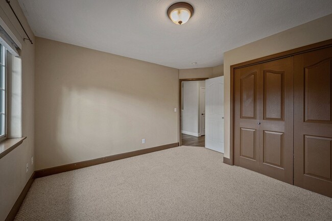 Building Photo - 3 bed 2.5 bath Townhome