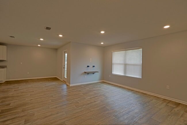 Building Photo - 5747 Guinevere Ln