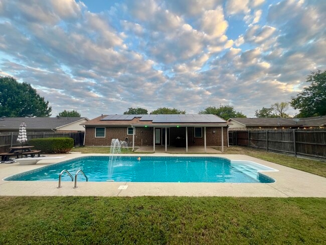 Building Photo - 6012 Highcrest Dr