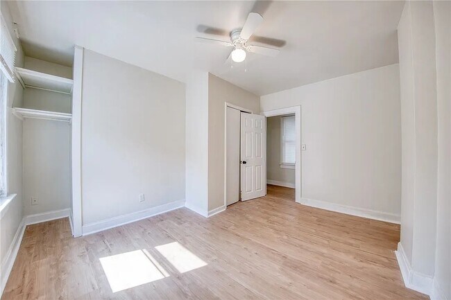 Building Photo - 204 Clarksville St