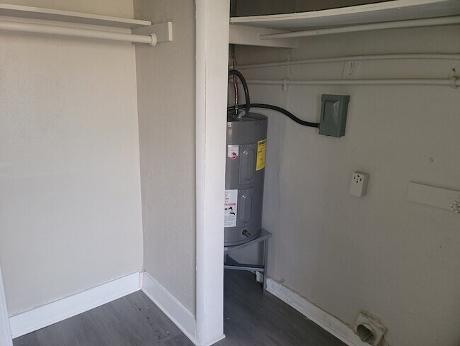 Building Photo - 5322 Pershing St