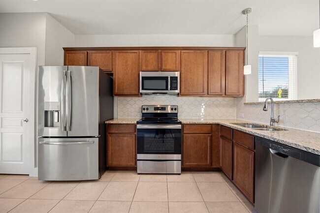 Building Photo - 1501 Roseburg Dr