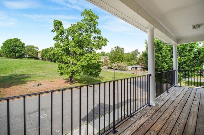 Building Photo - 803 Sunken Rd