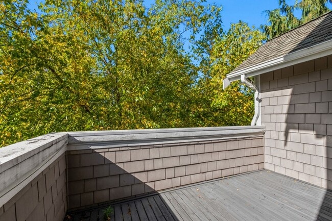 Building Photo - 2bd/1.75Ba Seattle Townhouse
