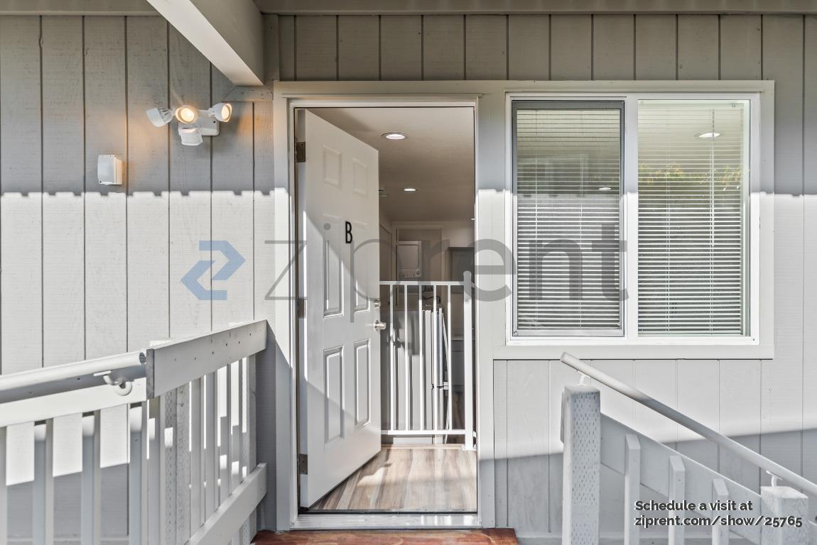 Building Photo - Unit B