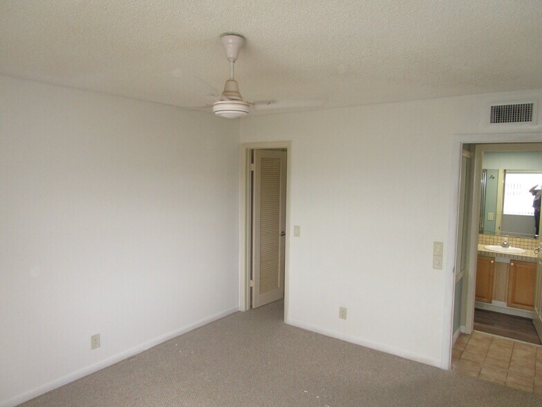 Building Photo - 517 Flanders K