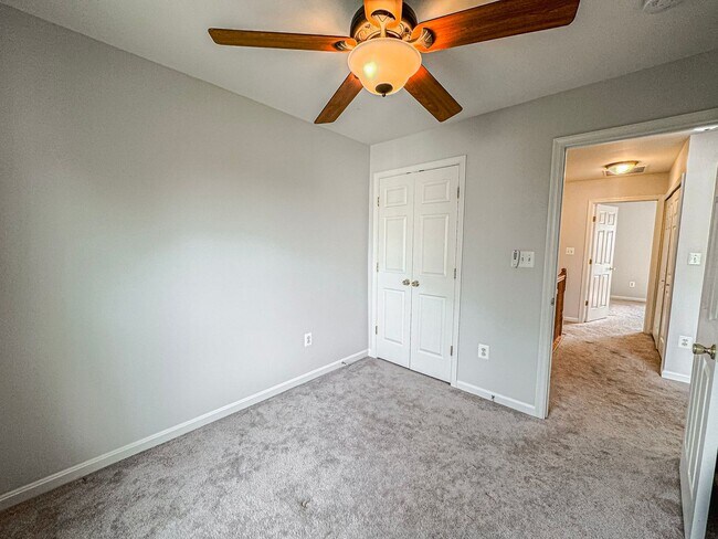 Building Photo - Gorgeous 3 Bed 2.5 Bath Interior Townhome ...