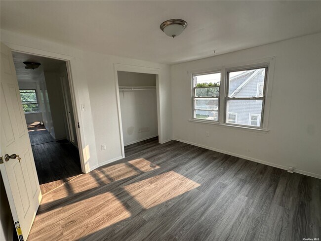 Building Photo - 1322 Commodore Rd