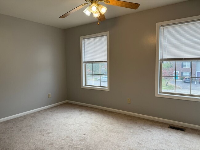 Building Photo - 2 bedroom 1.5 bath townhouse