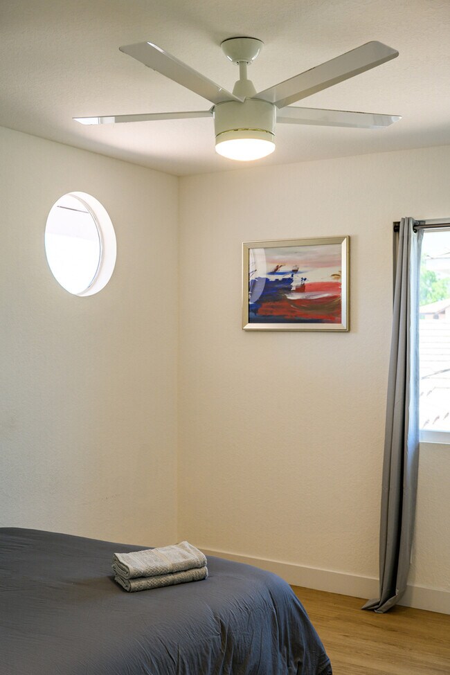 Building Photo - Luxe Spacious Home Near Parks Fully Equipped