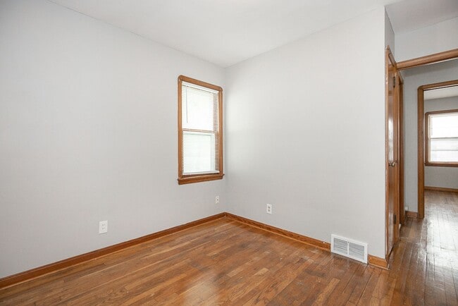Building Photo - 3 Bedroom/1 bath Single House Maple Hts!!