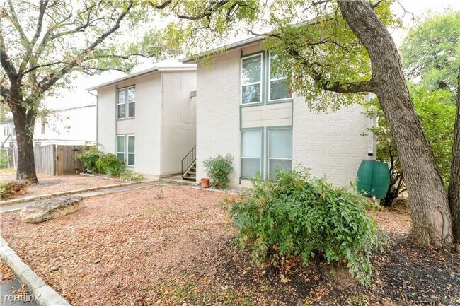 Building Photo - 2 br, 1 bath 4plex - 1220 Southport Dr A A