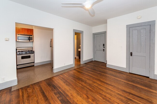 Building Photo - Beautiful 1b Apartment Located in Downtown...