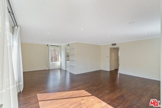 Building Photo - 328 S Elm Dr