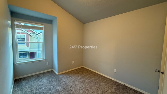 Building Photo - Nice 3BD I 2BA Townhome - Hillsboro!