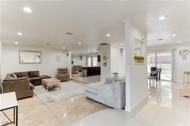 Building Photo - 2121 Rosanna St