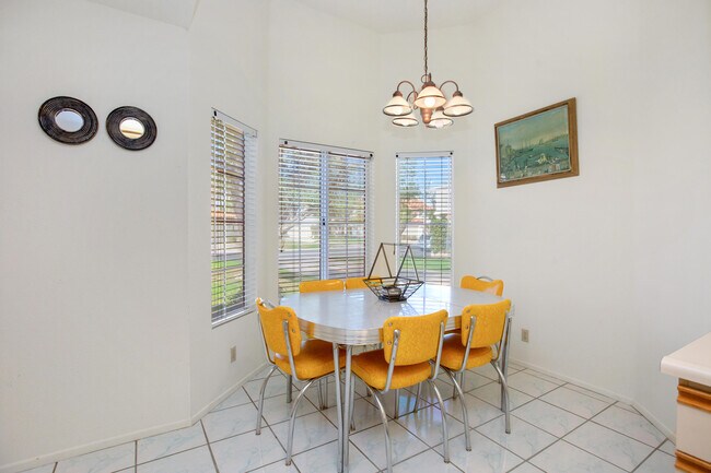 Building Photo - 709 Vista Lago Cir N