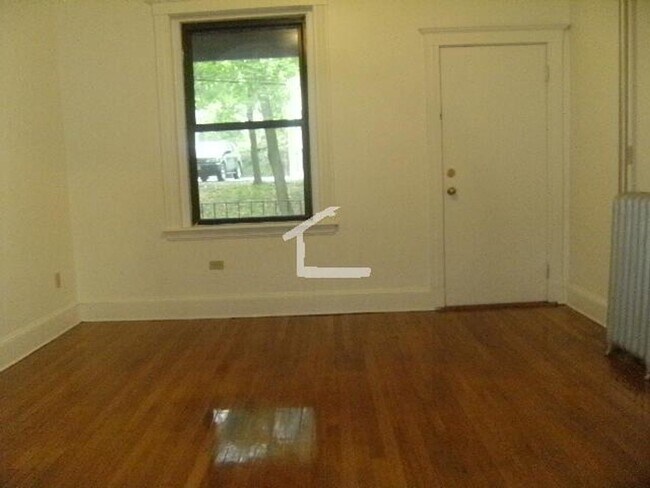 Building Photo - Brighton near Cleveland Easy access to B and C train Heat Inc 900 per person No FEe 8.1