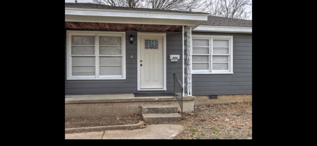 Building Photo - 925 E Thompson Ave