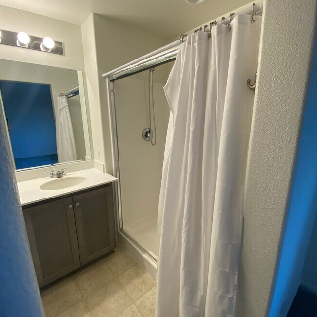 Building Photo - NEWER 4 BEDROOM VICTORVILLE HOME