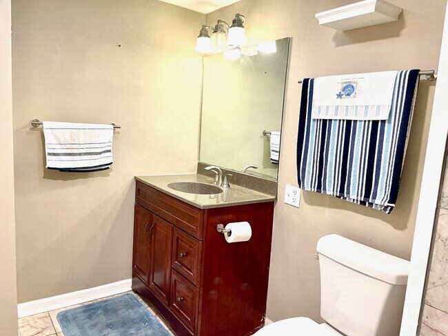 Building Photo - 900 S Hanley Rd