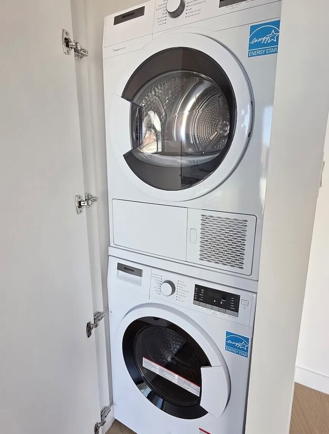 Building Photo - 30-05 Vernon Blvd