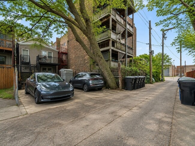 Building Photo - 2452 W Arthington St