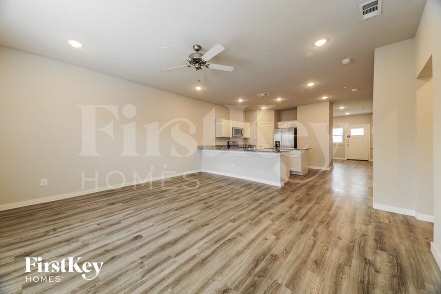 Building Photo - 607 Ava Trl