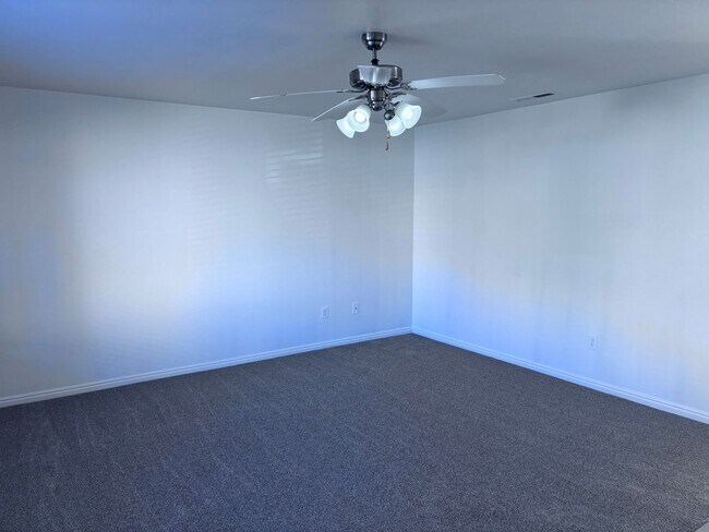 Building Photo - 3 bed / 2.5 bath / 1 car garage townhome