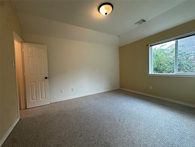 Building Photo - 3206 Oakland Dr