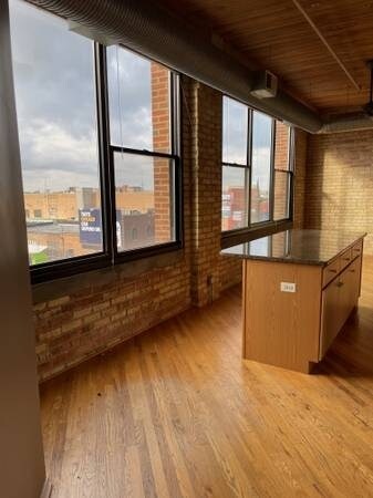 Building Photo - 2911 N Western Ave