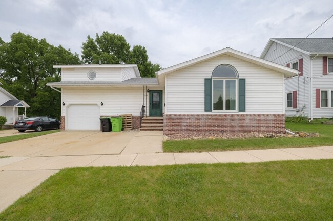 Building Photo - Large Single Family Home for Rent!