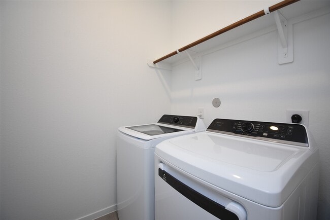 Building Photo - 6303 Golden Seaton Dr