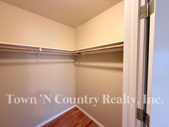 Building Photo - 1720 Cherokee Dr