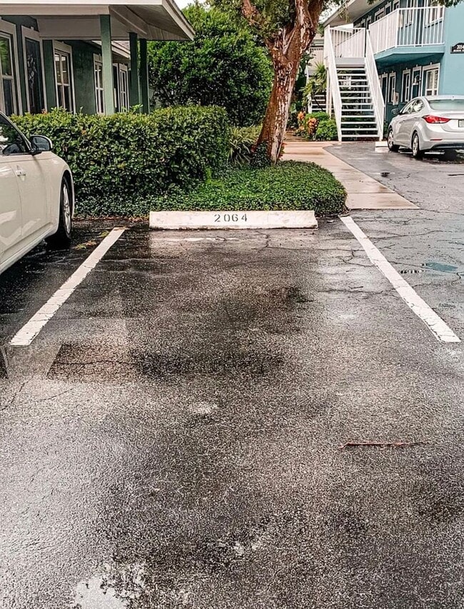 Building Photo - Hottest location, unit available near best beaches and downtown