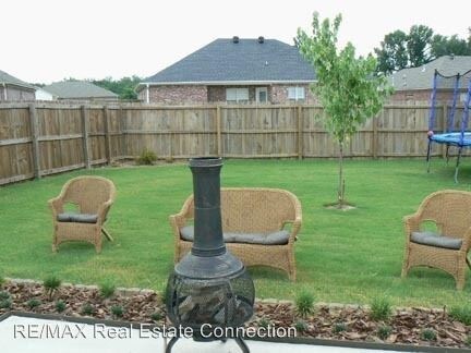 Building Photo - 2424 Canterbury Ct