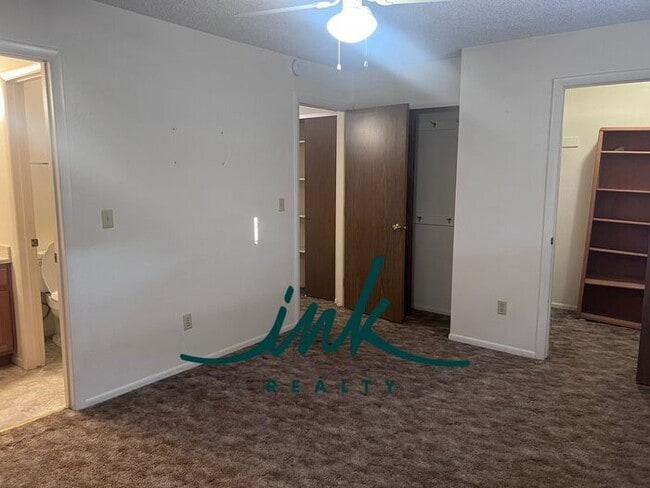 Building Photo - Lovely Gardnerville Townhome
