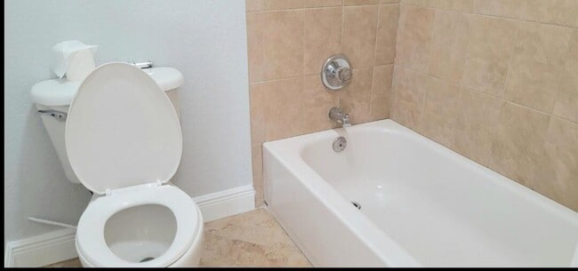 Building Photo - 750 SW Claudia Ave